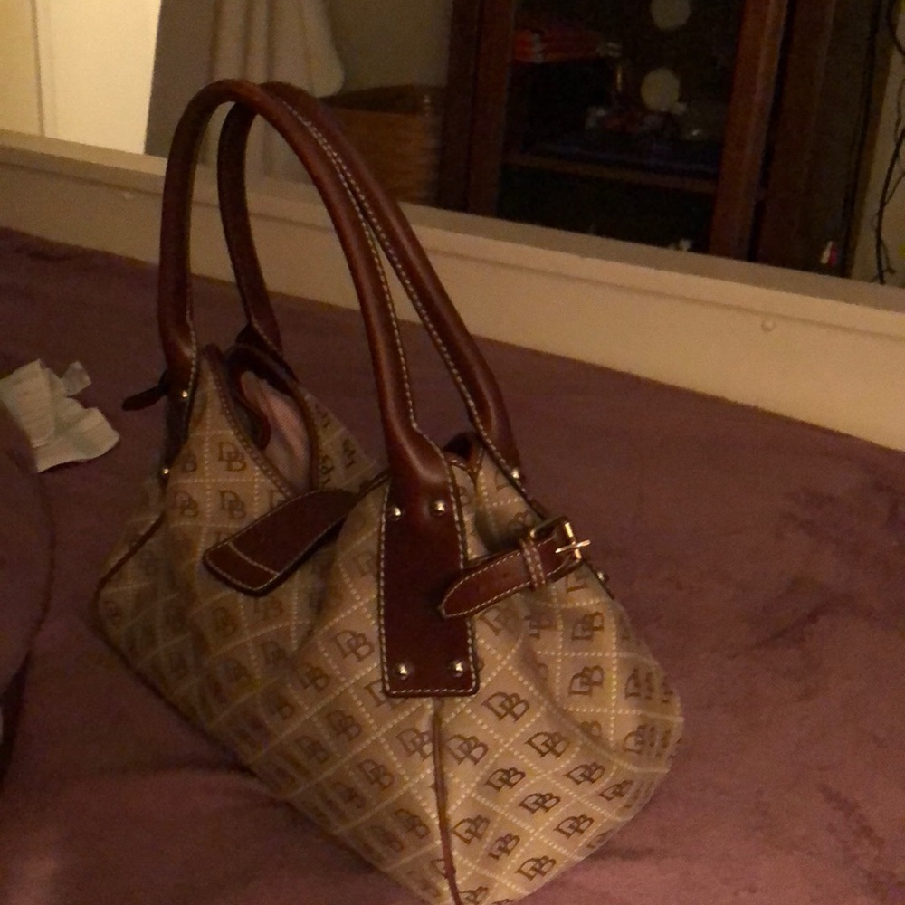 Large beautiful spacious Dooney & Bourke hobo bag. - Picture 4 of 8